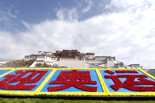 4月30日，布達(dá)拉宮前擺出了用花卉組成的“迎奧運(yùn)”字樣。當(dāng)日，拉薩市通過各種慶祝形式迎接北京奧運(yùn)會倒計(jì)時(shí)100天。新華社記者普布扎西攝