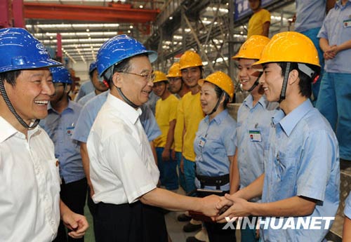9月24日至26日，中共中央政治局常委、國(guó)務(wù)院總理溫家寶來(lái)到四川地震災(zāi)區(qū)考察指導(dǎo)災(zāi)后恢復(fù)重建工作，看望慰問(wèn)廣大干部群眾。這是9月25日，溫家寶在東方汽輪機(jī)有限公司新生產(chǎn)基地看望一線工人。新華社記者黃敬文攝