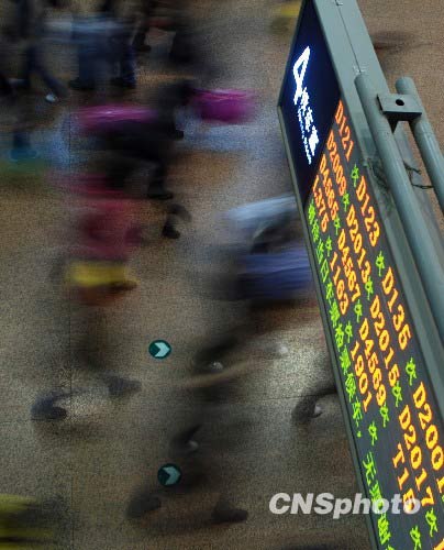 從2月6日起，2010年春運(yùn)迎來高峰。2月8日，北京西客站日進(jìn)出人次已突破20萬。 中新社發(fā) 李京生 攝