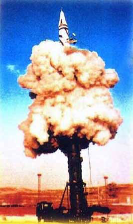 二炮東風(fēng)21試射瞬間。