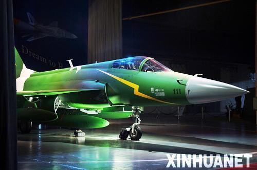 11月23日，在巴基斯坦旁遮普省的卡姆拉，梟龍（JF-17）飛機(jī)亮相下線儀式。當(dāng)日，首架在巴基斯坦境內(nèi)制造的梟龍（JF-17）飛機(jī)在距巴首都伊斯蘭堡西北約60公里的巴基斯坦飛機(jī)制造廠成功下線。梟龍飛機(jī)是中巴聯(lián)合投資研發(fā)的先進(jìn)多用途輕型戰(zhàn)斗機(jī)，是兩國(guó)重要的合作項(xiàng)目。新華社記者李敬臣攝