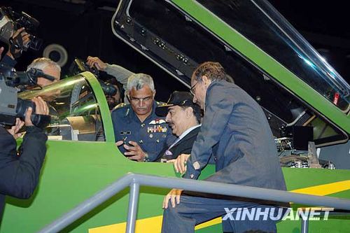 11月23日，在巴基斯坦旁遮普省的卡姆拉，巴基斯坦總理吉拉尼（右二）坐在梟龍戰(zhàn)機(jī)飛行員駕駛艙中聽取介紹。新華社記者李敬臣攝