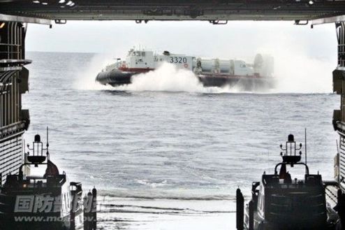 氣墊艇離開母艦，首次駛向深藍。特約記者鐘魁潤 攝