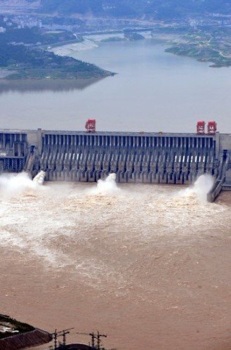 7月17日下午，三峽大壩開啟4個泄洪深孔和1個排漂孔，將出庫流量由32000立方米/秒增大到34000立方米/秒以下泄洪水。新華社發(fā)（鄭家裕 攝）