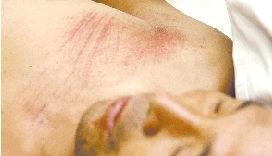 女子駕車碾壓農(nóng)民工后多次返回現(xiàn)場沖撞人群(圖)