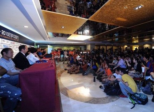 巴薩發(fā)布會(huì)，場(chǎng)下座無(wú)虛席