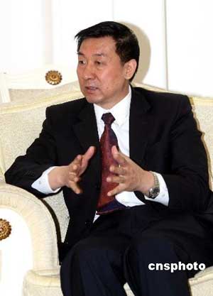 三月二十六日，國家質(zhì)量監(jiān)督檢驗檢疫總局局長王勇在接見香港食物及衛(wèi)生局局長周一岳一行時坦言，隨著人們對食品安全關(guān)注度的提高，及各國在這方面標(biāo)準(zhǔn)的不統(tǒng)一等等原因，世界各國現(xiàn)在都面臨著食品、農(nóng)產(chǎn)品安全的現(xiàn)實挑戰(zhàn)。2月28日，中國出臺的食品安全法，使食品安全在制度上有了保證。 中新社發(fā) 王麗南 攝 