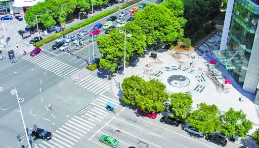 身居鬧市的大型八卦圖，煞是引人注目。