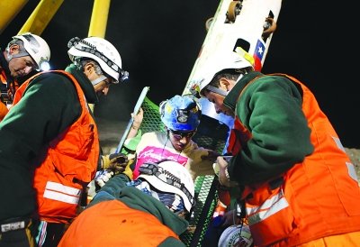 智利被困礦工接連被救 總統(tǒng)見一個抱一個(圖)