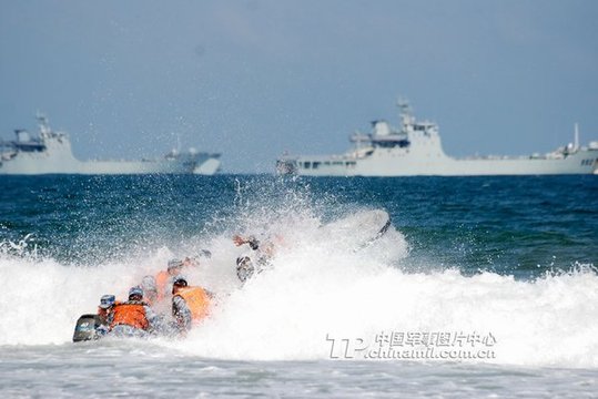 海軍陸戰(zhàn)隊某旅在惡劣海況下與登陸艦配合進行裝卸載訓練。宋春偉 攝影報道
