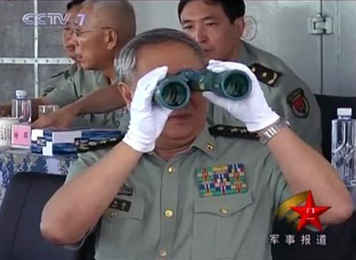 央視新聞視頻截圖：7月26日，中央軍委委員、總參謀長(zhǎng)陳炳德在南海觀摩海軍多兵種合同實(shí)兵實(shí)彈演練。