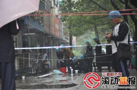 刑警正在現(xiàn)場(chǎng)勘驗(yàn)。  實(shí)習(xí)記者 傅聰 攝