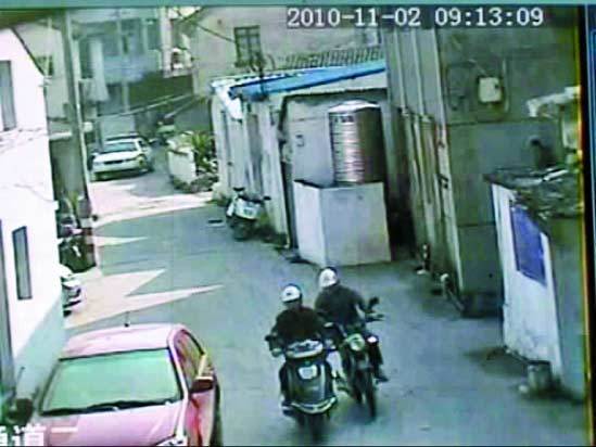 警車悄悄跟進一條小巷。①小偷甲騎的贓車熄火 ②同伙騎摩托拉著跑。