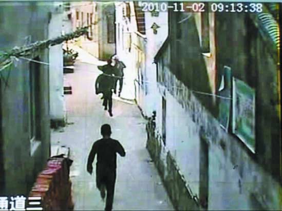 小偷棄車而逃，趙副局長沖在最前面。