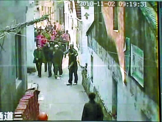 拿下了?！按蜥u油”的群眾笑得很歡樂(lè)。