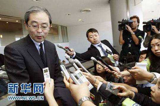  11月3日，日本駐俄羅斯大使河野雅治抵達日本成田機場后回答記者提問。當日，暫時被召回的日本駐俄羅斯大使河野雅治抵達日本首都東京。 新華社/共同社