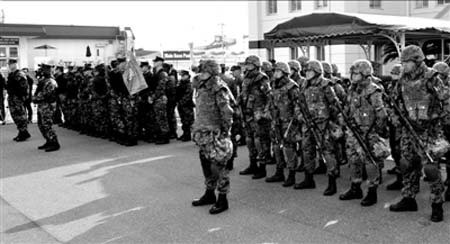 3日，日本和美國在駐日美國海軍佐世?；嘏e行基地警備訓(xùn)練開幕式。新華社發(fā) 