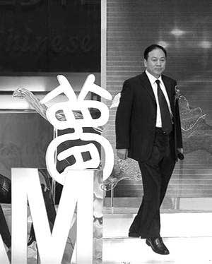 在《南方周末》“2010年度完美中國(guó)夢(mèng)踐行者致敬盛典”上，王克勤接受致敬 （資料圖片）