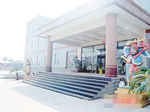 關(guān)建軍、關(guān)建民兄弟被捕前，大興土木為自己興建的豪宅。