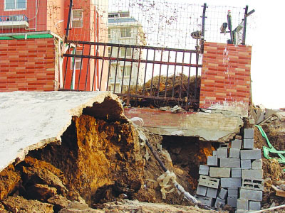 5號(hào)樓北面的圍墻已經(jīng)塌陷。張凌飛 攝