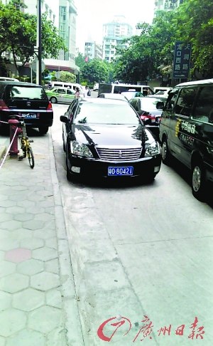 “粵O80421”車在龍口西路逆行（圖片來(lái)自網(wǎng)友“人靚聲甜”微博，請(qǐng)與本報(bào)聯(lián)系領(lǐng)取稿酬）。