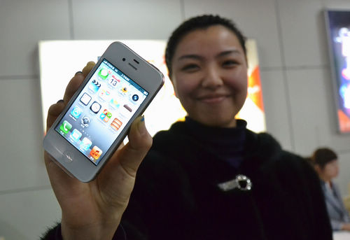 iphone4s開售，青島iphone4s真機(jī)實(shí)拍，銷售員介紹iphone4s套餐及辦理方法