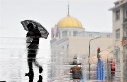 青島市一天之中出現(xiàn)了雨、雷電、霰、冰粒、雪、霧多種天氣現(xiàn)象