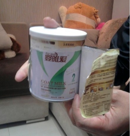 贈(zèng)品奶粉外包裝是1段，但撕開“馬甲”后發(fā)現(xiàn)原包裝是2段。