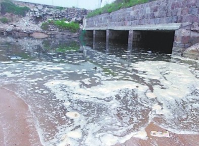 大量污水從這四個洞口排出。