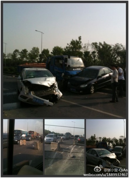 膠州灣高速四車連撞，嚴(yán)重?fù)矶? align=