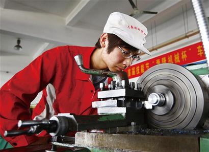 技校企業(yè)聯(lián)姻培養(yǎng)金藍領 月薪均超3000元