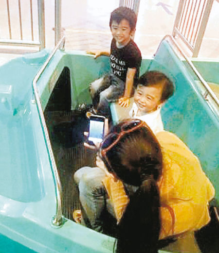 張柏芝帶兩兒子游迪士尼，與兩個兒子玩得很開心