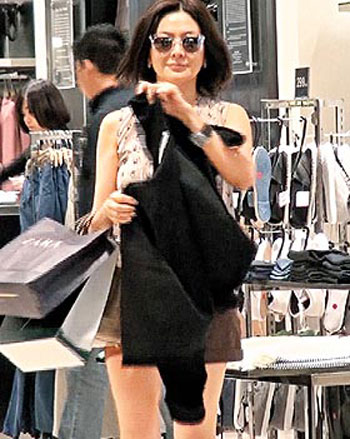 關(guān)之琳日前到金鐘選購男裝衣服，估計是買給緋聞男友陳泰銘