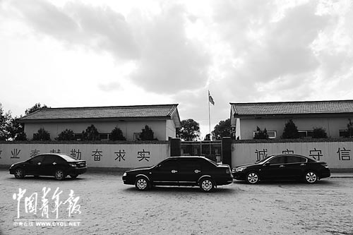 事發(fā)的隴西縣碧巖珠簾小學。輿論漩渦中心異常平靜。本報記者張鵬攝