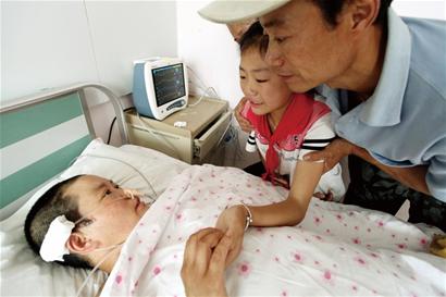 青島雙胞胎媽媽上演生命奇跡 昏迷25天開(kāi)口說(shuō)話