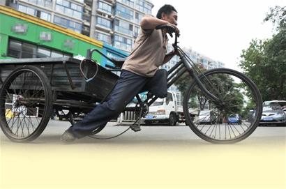 獨(dú)腿破爛王用身體蹬三輪為兒還債 每天賺10元