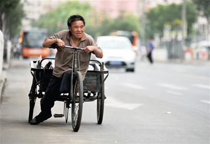 獨(dú)腿破爛王用身體蹬三輪為兒還債 每天賺10元