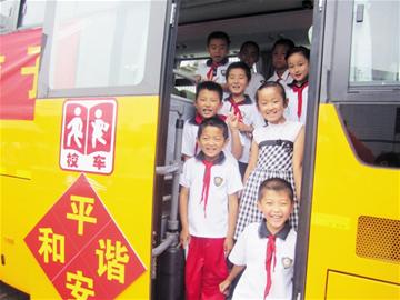 村支書賣掉座駕換校車 接送農村娃