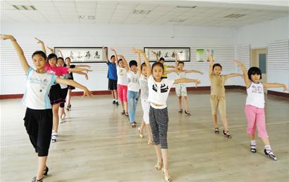 村支書賣掉座駕換校車 接送農村娃