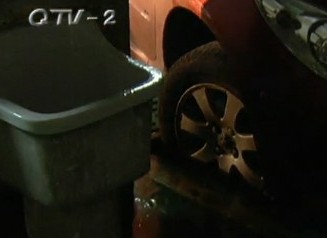 青島新業(yè)廣場(chǎng)停車場(chǎng)藏大坑 缺少篦子卡住車頭