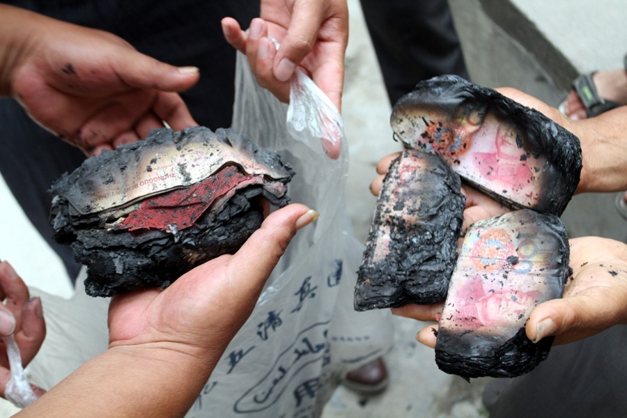 　7月2日上午，商丘，寧陵縣劉樓鄉(xiāng)無咎屯村村民鄭傳營多年的積蓄18.55萬被燒成灰燼。