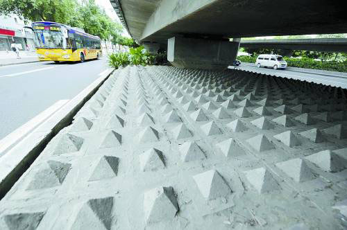 廣州天橋下立水泥錐趕流浪漢 無部門敢認(rèn)領(lǐng)