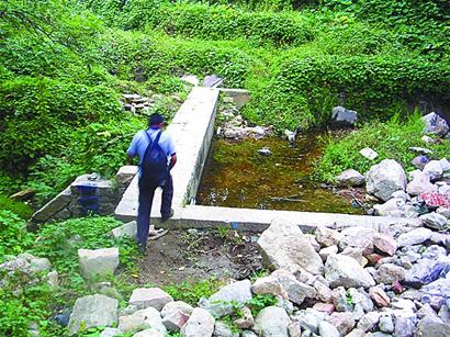 青島浮山76歲德建游泳池填滿垃圾 正申請國家文物保護(hù)