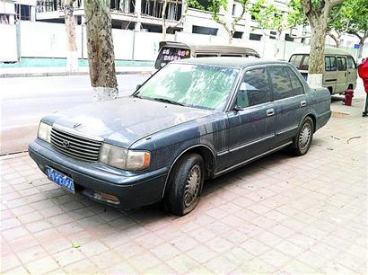 青島常見霸道報廢車被批環(huán)境流氓 一身灰塵一占兩年