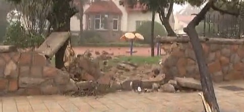 青島一保時(shí)捷穿破50cm厚石墻零件碎一地 聲如煤氣爆炸