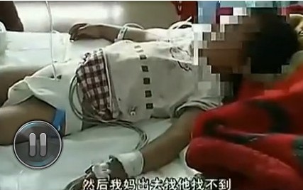 2歲的強(qiáng)強(qiáng)正接受治療