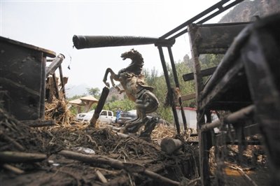 昨日，房山十渡景區(qū)，馬雕塑被放在一堆雜物里。