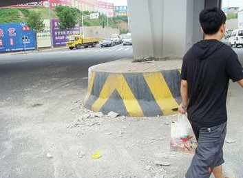 青島市民張先生昨天上午駕車行駛到長(zhǎng)沙路立交橋下時(shí)，兩塊長(zhǎng)5米、寬1米的水泥石板竟從立交橋上飛下
