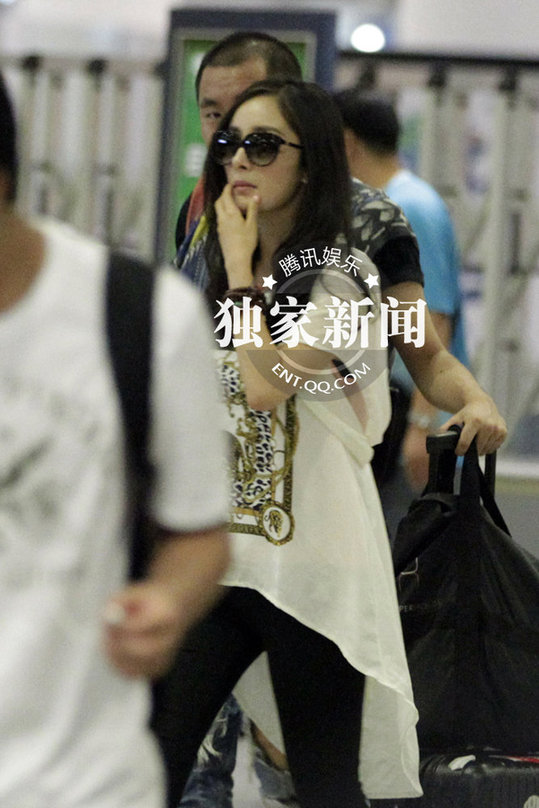 楊冪素顏潮裝出行 機場當眾整理內衣不懼偷拍