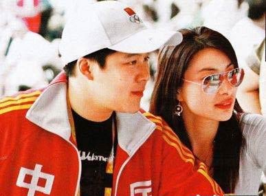 郭晶晶高調(diào)赴霍家大宅過(guò)夜 豪門(mén)闊太身份既定